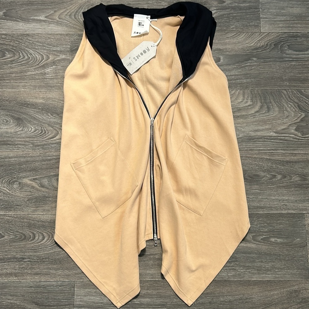 NWT Rooms by Lost & Found Medium Ria Dunn Hooded Vest Italian Full Zip Tan Black